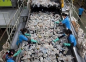 Tỷ phú Bangkok thách thức phản ứng dữ dội toàn cầu với cược lớn bằng nhựa